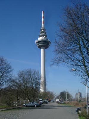 Der Fernsehturm wurde 1974 erbaut und ist mit seinen 205 m Höhe weithin sichtbar.
