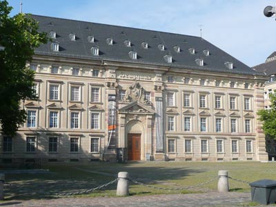 Das Zeughaus entstand in den Jahren 1777-1779 nach Plänen des Architekten und Bildhauers Peter Anton von Verschaffelt (1710-1793).